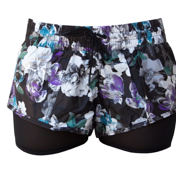 Stella McCartney Adidas Black blossom Women's 2 n 1 running shorts - Picture 4 of 15